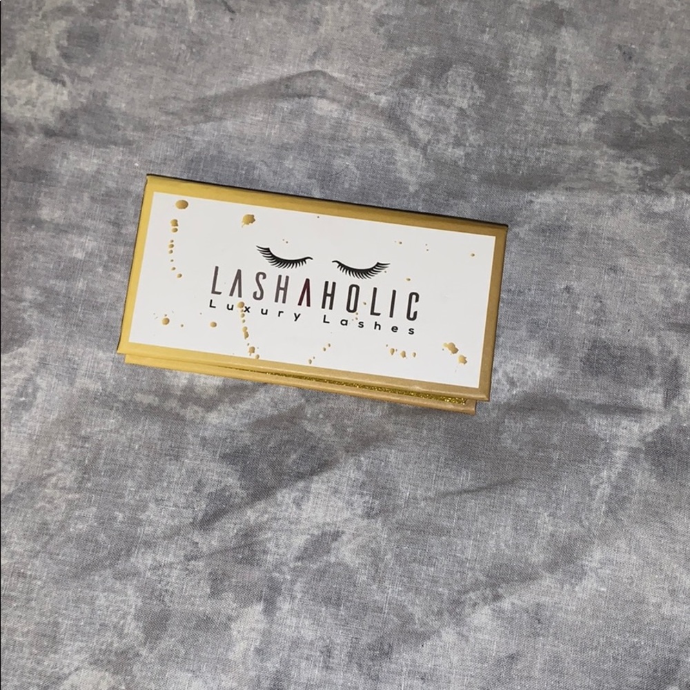 BRAND NEW Lashaholic luxury lashes